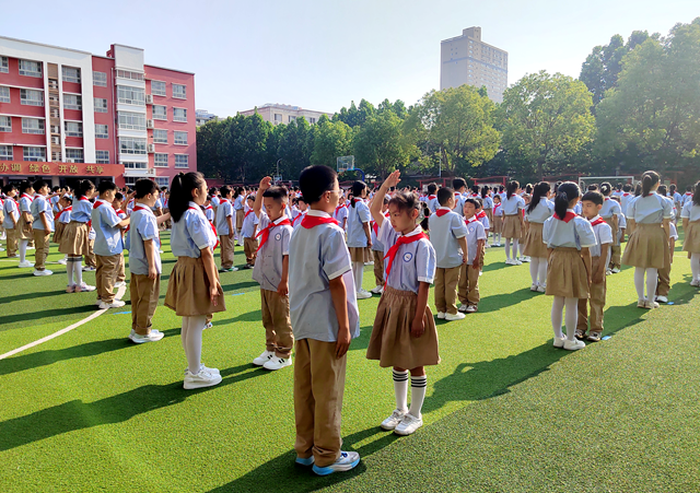 駐馬店市第二十三小學(xué)舉行春季新隊(duì)員入隊(duì)儀式