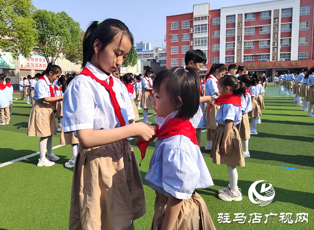 駐馬店市第二十三小學舉行春季新隊員入隊儀式