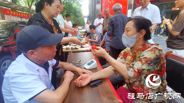 駐馬店經(jīng)濟開發(fā)區(qū)小界牌社區(qū)開展“迎端午送安康”活動