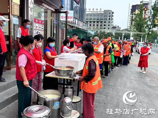 端午粽香暖人心：平輿縣開展“我們的節(jié)日—端午節(jié)”關(guān)愛環(huán)衛(wèi)工人文明實(shí)踐活動(dòng)