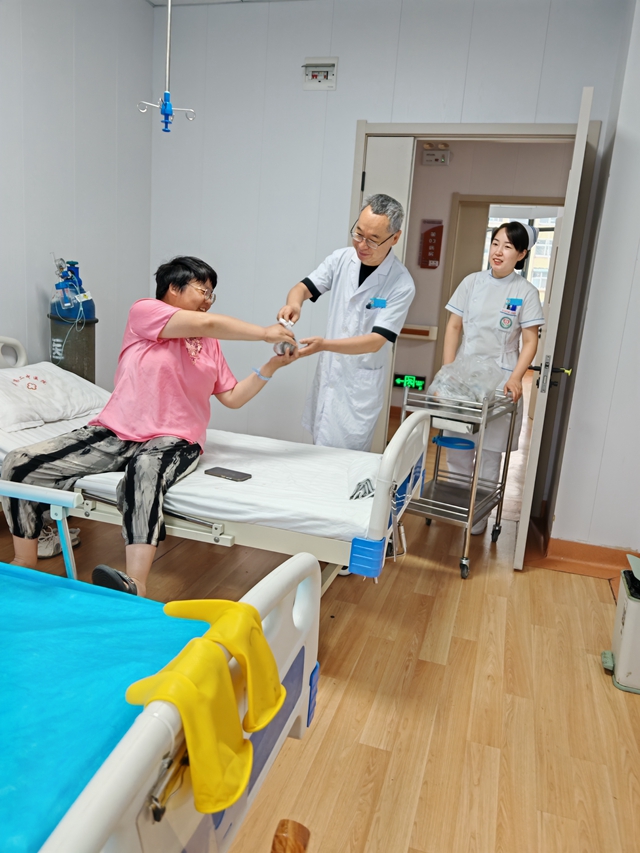  粽香傳情，醫(yī)患共暖：駐馬店市第二中醫(yī)院腦病一科端午病房送安康