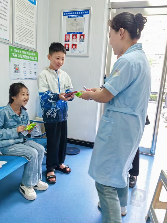 禮物傳情，醫(yī)者童心：這個(gè)兒童節(jié)很溫暖