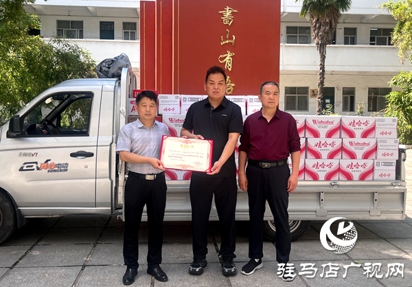 平輿縣政協(xié)委員許留根：愛(ài)心捐贈(zèng)暖校園 情系教育潤(rùn)心田