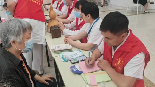 駐馬店市中醫(yī)院開展2025年人體器官捐獻(xiàn)志愿服務(wù)月暨愛眼日聯(lián)合義診活動(dòng)