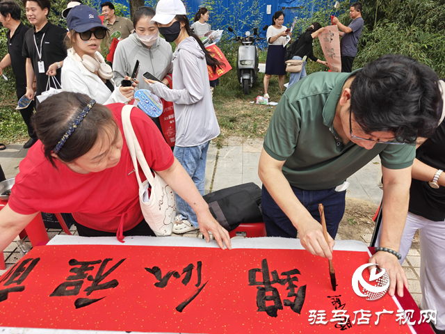 駐馬店市書(shū)畫研究院開(kāi)展高考送祝?；顒?dòng)