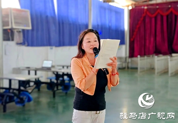 平輿縣身邊好人協(xié)會(huì)會(huì)員李丹：好人精神傳薪火 公益課堂潤(rùn)童心