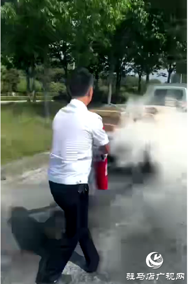 危急時(shí)刻顯擔(dān)當(dāng)！平輿縣公交司機(jī)滅火后悄然離場(chǎng)乘客致電表?yè)P(yáng)傳遞正能量