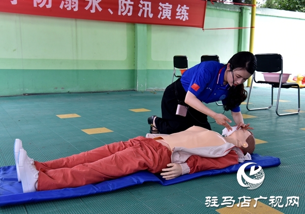 平輿縣蛟龍應急義務救援協(xié)會走進古槐六小開展防溺水防汛安全演練活動 