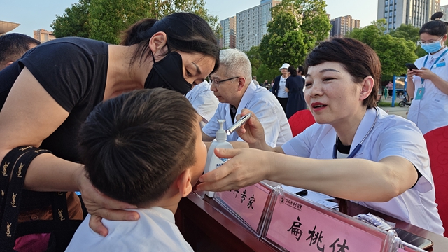 中醫(yī)藥文化夜市點(diǎn)亮城市夜生活，傳統(tǒng)與現(xiàn)代共譜健康新樂(lè)章