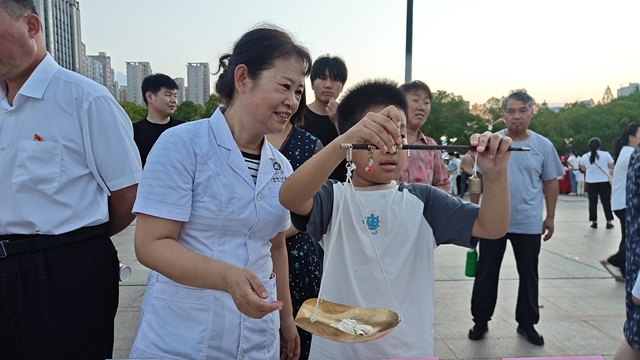 中醫(yī)藥文化夜市點(diǎn)亮城市夜生活，傳統(tǒng)與現(xiàn)代共譜健康新樂(lè)章