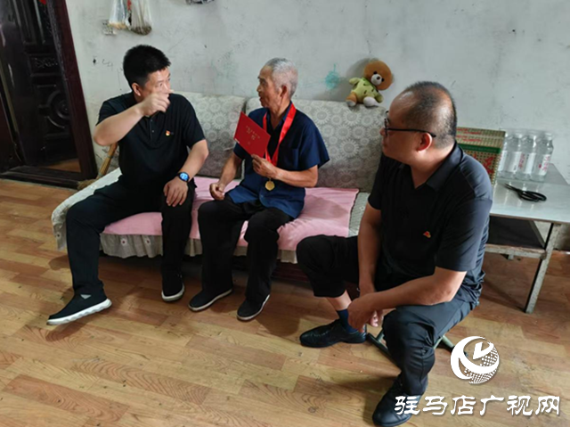 驛城區(qū)胡廟鄉(xiāng)開展“七一”走訪慰問“光榮在黨50年”老黨員活動