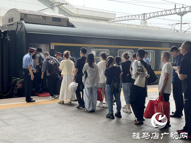 駐馬店車務(wù)段：護(hù)航“火熱”暑運(yùn) 打造“清涼”夏旅