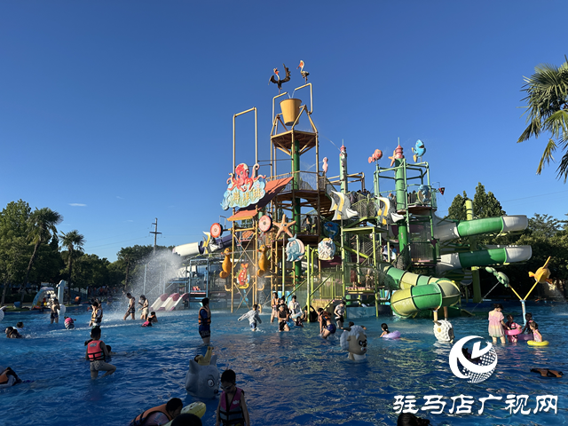 高溫催熱“涼經(jīng)濟(jì)” 水上樂(lè)園人氣旺