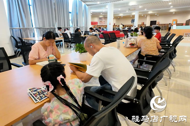 正陽縣：暑假掀起讀書“熱” 圖書館里書香濃