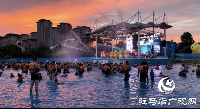 高溫催熱“涼經(jīng)濟(jì)” 水上樂(lè)園人氣旺
