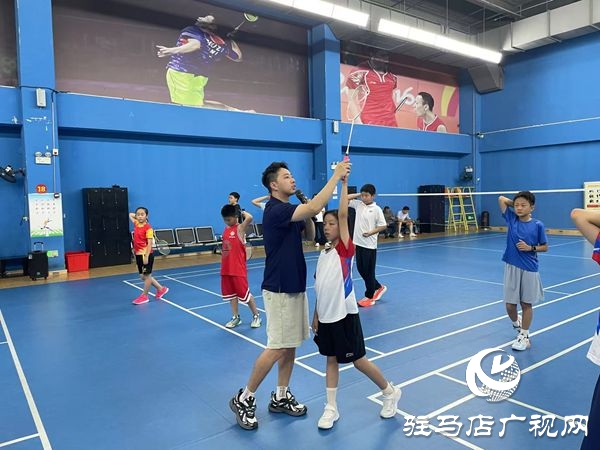 駐馬店市體育公益培訓(xùn)系列活動(dòng)之駐馬店市青少年羽毛球選材公益夏令營開營