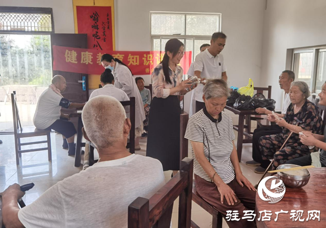 解暑中藥香飄工地 愛心義診情暖夕陽(yáng)