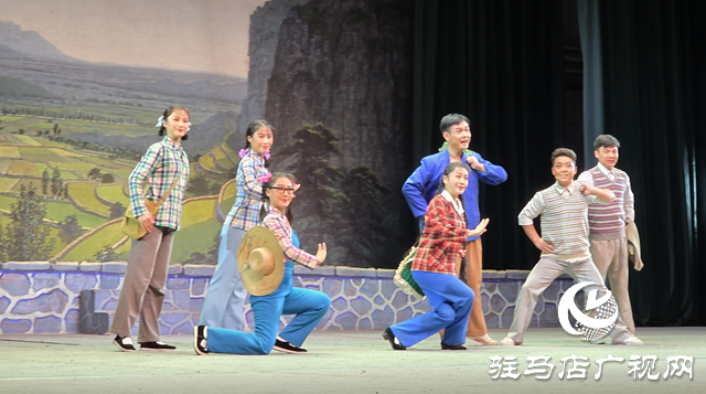 中原文化大舞臺上演《朝陽溝》 經(jīng)典豫劇引駐馬店觀眾共鳴