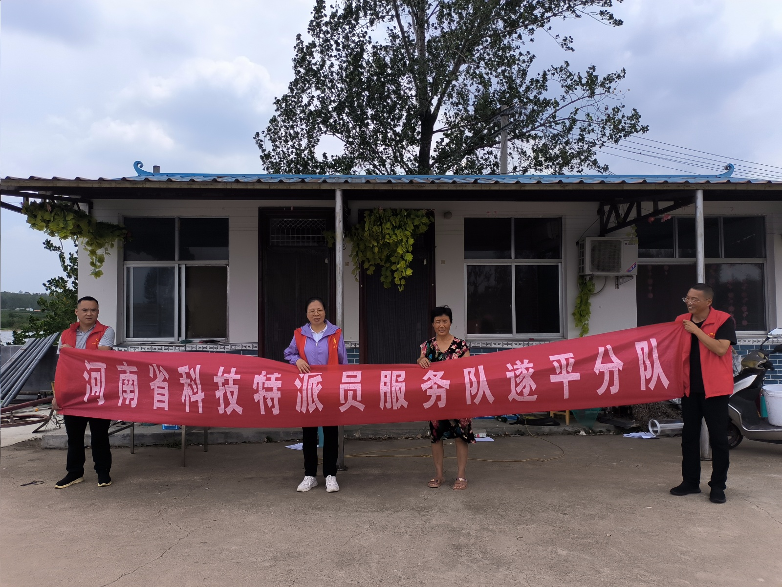 省科技特派員服務(wù)隊(duì)與市動(dòng)物疫病防控技術(shù)科技志愿服務(wù)隊(duì)深入一線(xiàn)護(hù)航夏季生產(chǎn)