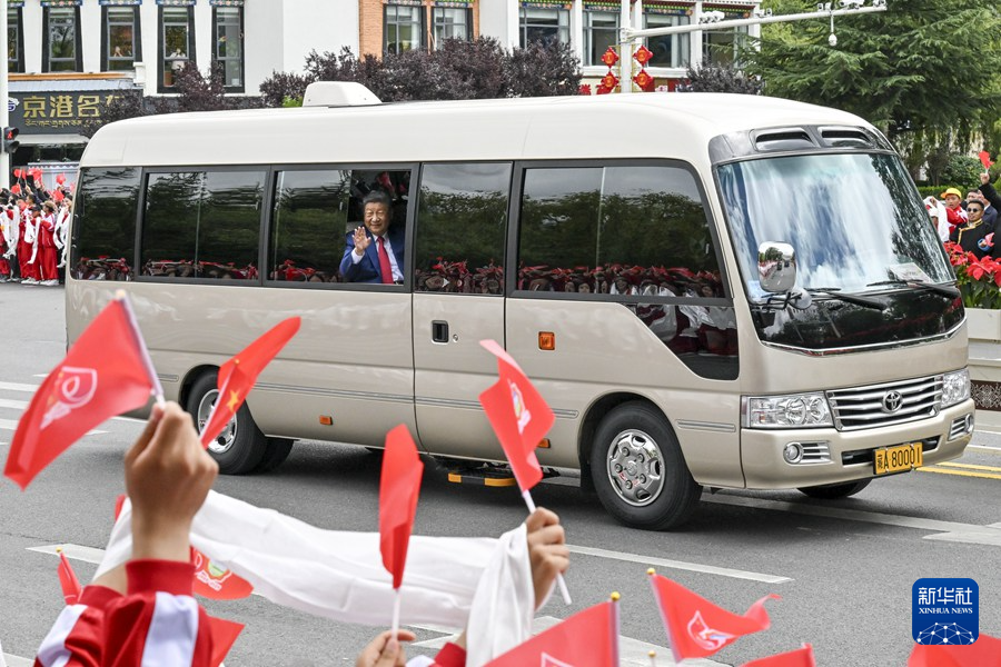 習(xí)近平在出席西藏自治區(qū)成立60周年慶?；顒?dòng)后返回北京