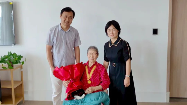 駐馬店市中心醫(yī)院赴青島慰問醫(yī)院離休干部、抗戰(zhàn)老戰(zhàn)士楊冠秀同志并頒發(fā)“中國人民抗日戰(zhàn)爭勝利80周年”紀(jì)念章