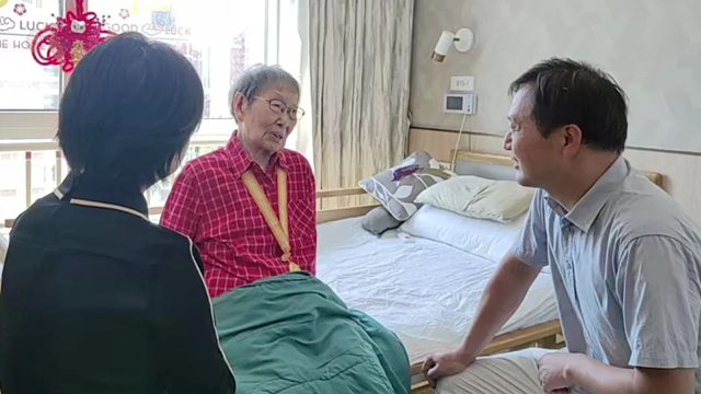 駐馬店市中心醫(yī)院赴青島慰問醫(yī)院離休干部、抗戰(zhàn)老戰(zhàn)士楊冠秀同志并頒發(fā)“中國人民抗日戰(zhàn)爭勝利80周年”紀(jì)念章
