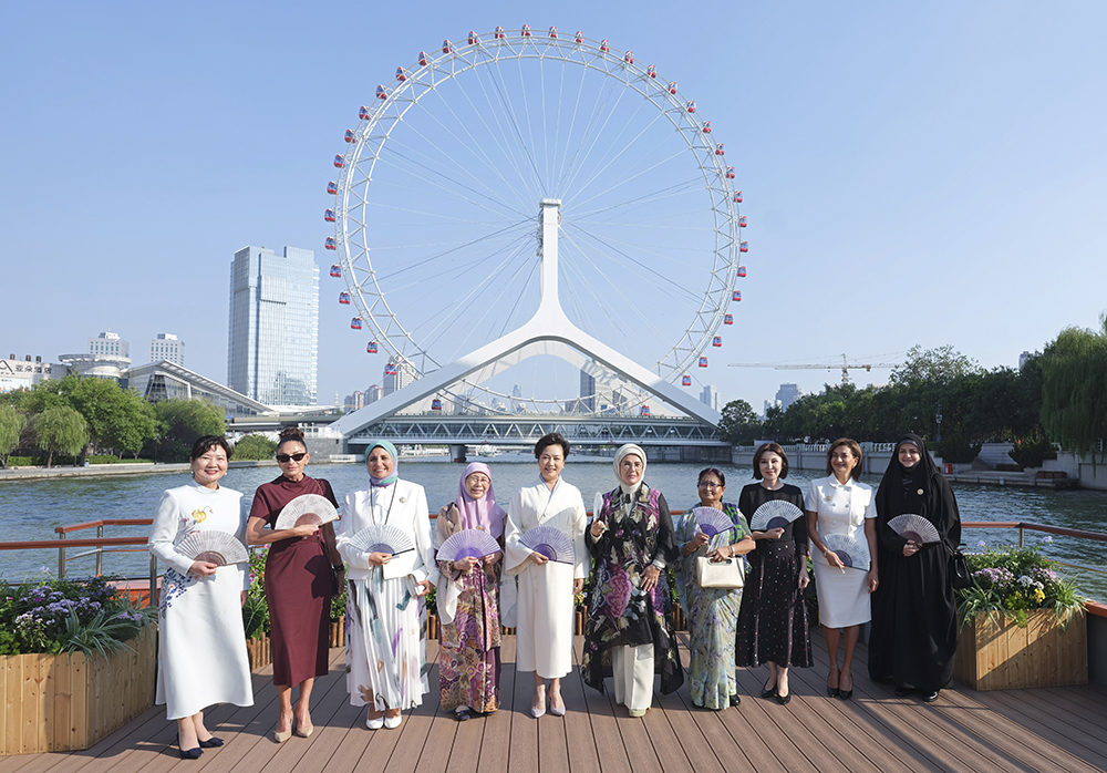 上合組織天津峰會丨彭麗媛同出席2025年上海合作組織峰會外方領(lǐng)導人夫人游覽天津海河
