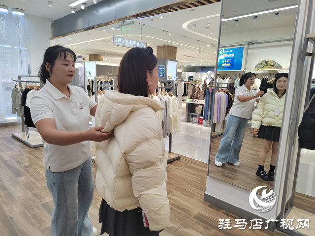 秋意漸濃“暖”先行 反季羽絨服銷(xiāo)售旺