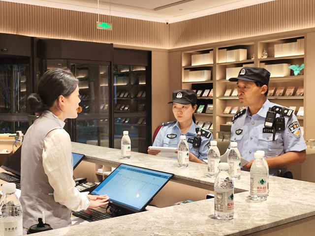 駐馬店市公安局示范區(qū)分局對(duì)轄區(qū)重點(diǎn)行業(yè)場(chǎng)所開展安全檢查