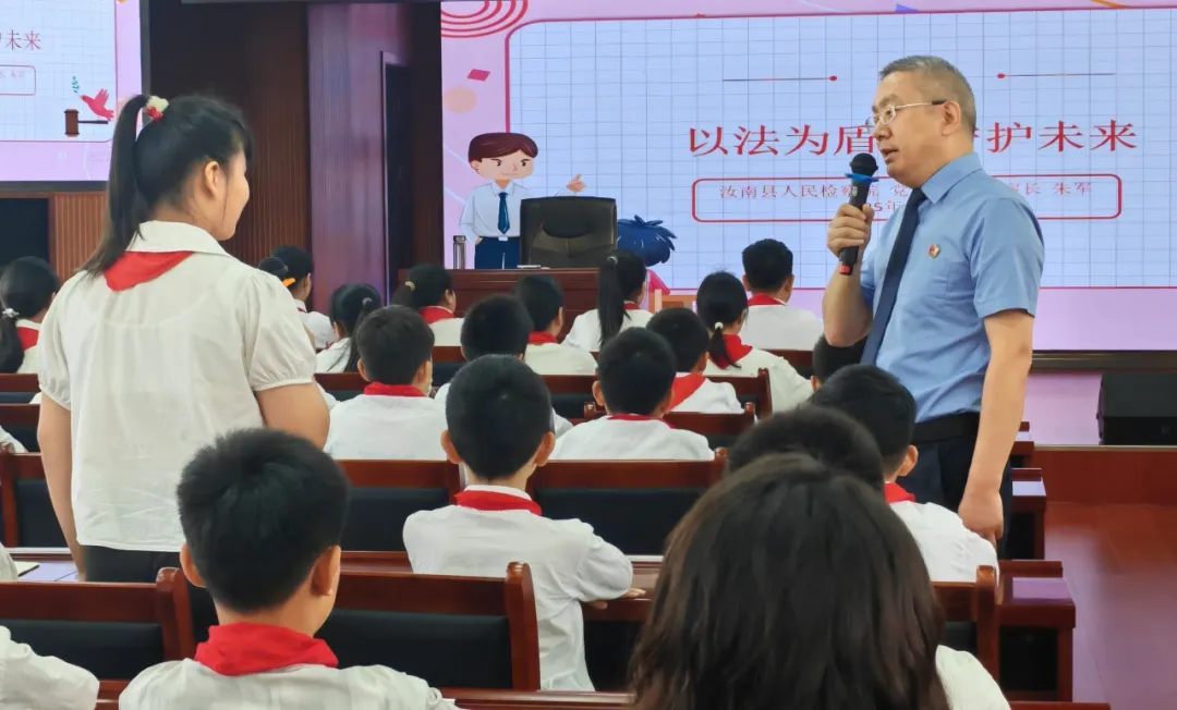 以法為盾 守護(hù)未來——汝南縣人民檢察院開展教師節(jié)走訪暨送法進(jìn)校園活動