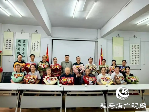 黃淮學院：校友鮮花贈恩師 金秋情暖教師節(jié)