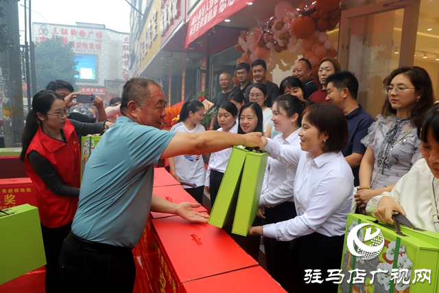 確山縣好人協(xié)會(huì)攜手愛(ài)心企業(yè)慰問(wèn)優(yōu)秀教師