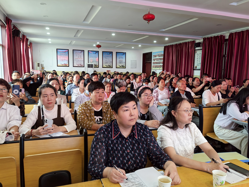  您好，一年級(jí)！家長(zhǎng)，家長(zhǎng)，預(yù)備起！——駐馬店市第十一小學(xué)舉行一年級(jí)新生家長(zhǎng)講座