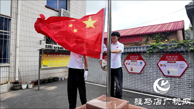 群心向黨迎國(guó)慶  鄰里同樂(lè)頌祖國(guó)