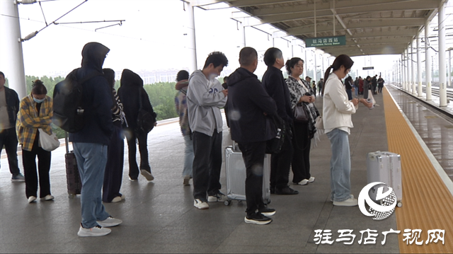  駐馬店西站詳解候補(bǔ)購票服務(wù) 助力雙節(jié)旅客安心出行