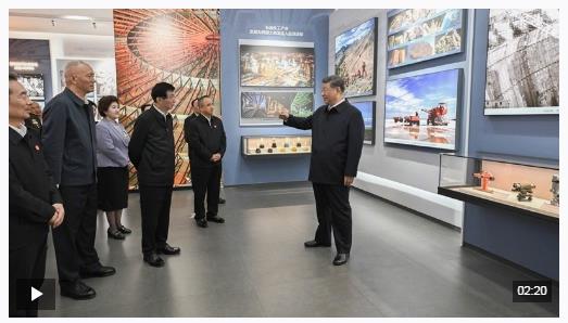 習(xí)近平參觀(guān)新疆維吾爾自治區(qū)成立70周年主題成就展