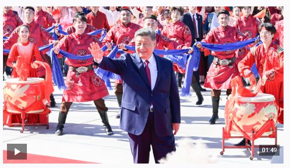 習近平在出席新疆維吾爾自治區(qū)成立70周年慶祝活動后返回北京