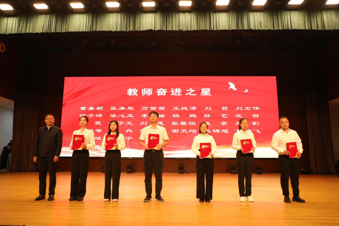 （晨會選題）駐馬店職業(yè)技術(shù)學(xué)院隆重召開“向上向善 感恩奮進(jìn)”主題活動表彰大會暨“我為師生辦實(shí)事”主題活動啟動儀式