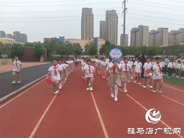  經(jīng)濟開發(fā)區(qū)金雀路小學舉行“揚少年風貌 展隊列英姿”隊列隊形展示活動