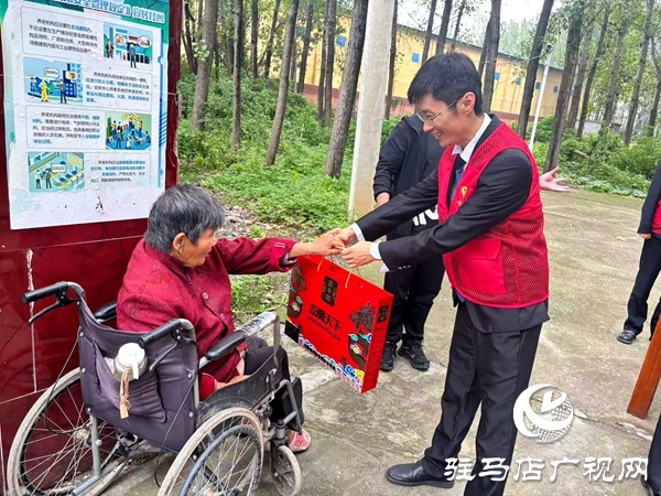 雙節(jié)暖人心！平輿公交志愿服務(wù)大隊(duì)走進(jìn)敬 老院送月餅話家常