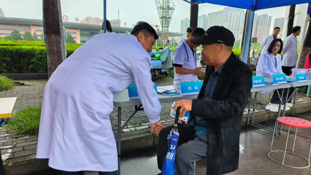 健康送身邊，義診暖人心——駐馬店市第一人民醫(yī)院開展“服務(wù)百姓健康行動(dòng)”義診活動(dòng)