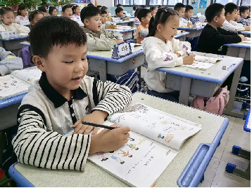 駐馬店市第三小學(xué)開(kāi)展2025年秋季學(xué)期一、二年級(jí)習(xí)慣口令化展示活動(dòng)