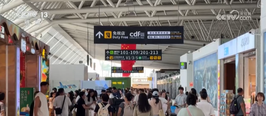 雙節(jié)同慶！中外旅客跨境游走旺 全國(guó)口岸迎出入境高峰