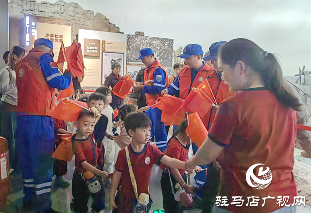 駐馬店市蛟龍水上義務(wù)搜救隊(duì)國慶前夕向市民贈送萬面國旗 
