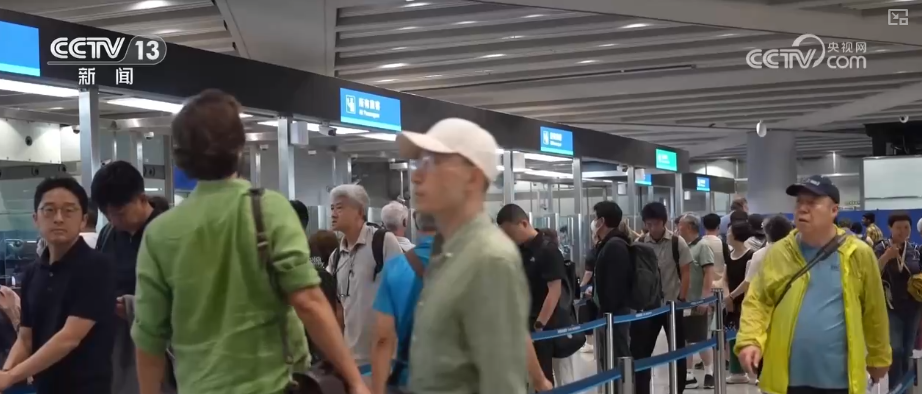 雙節(jié)同慶！中外旅客跨境游走旺 全國(guó)口岸迎出入境高峰