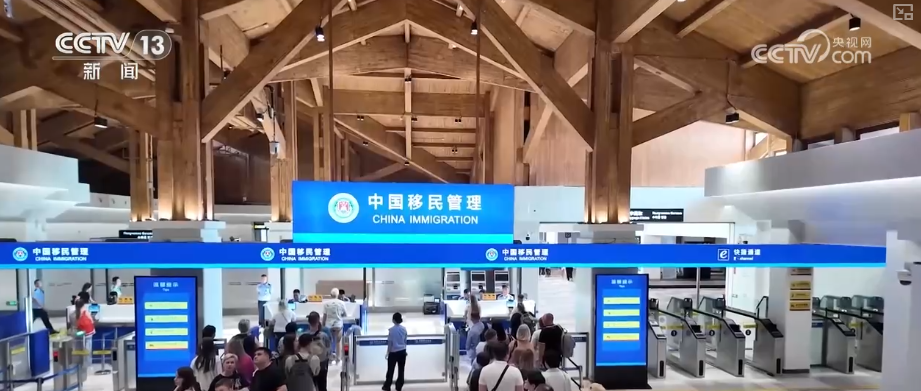 雙節(jié)同慶！中外旅客跨境游走旺 全國(guó)口岸迎出入境高峰