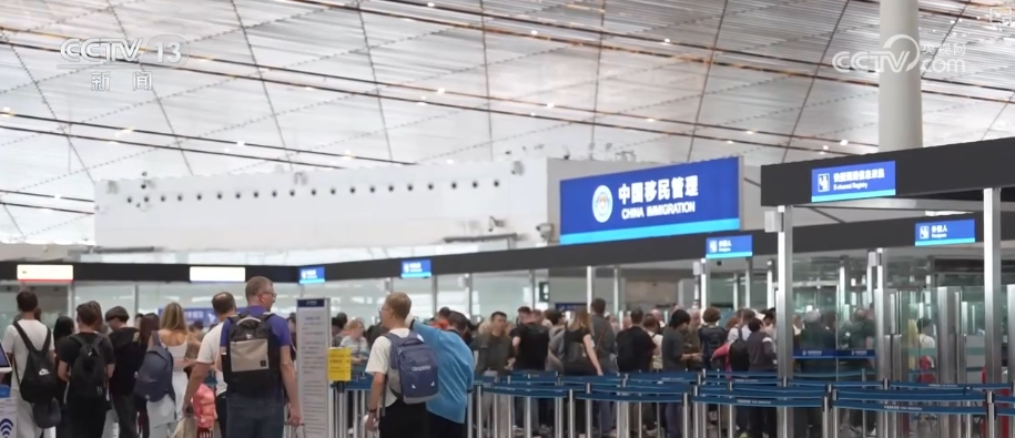 雙節(jié)同慶！中外旅客跨境游走旺 全國(guó)口岸迎出入境高峰