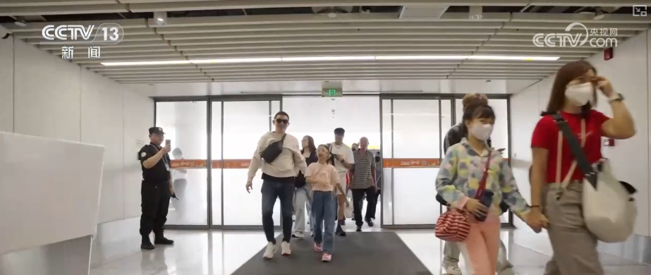雙節(jié)同慶！中外旅客跨境游走旺 全國(guó)口岸迎出入境高峰