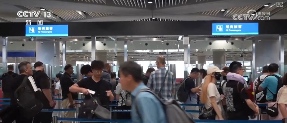 雙節(jié)同慶！中外旅客跨境游走旺 全國(guó)口岸迎出入境高峰
