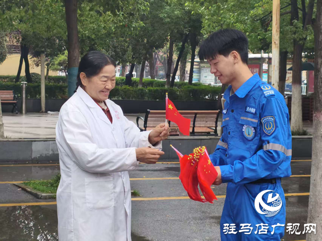 天中救援隊(duì)40余名隊(duì)員及志愿者化身“紅色使者”傳遞愛(ài)國(guó)情懷